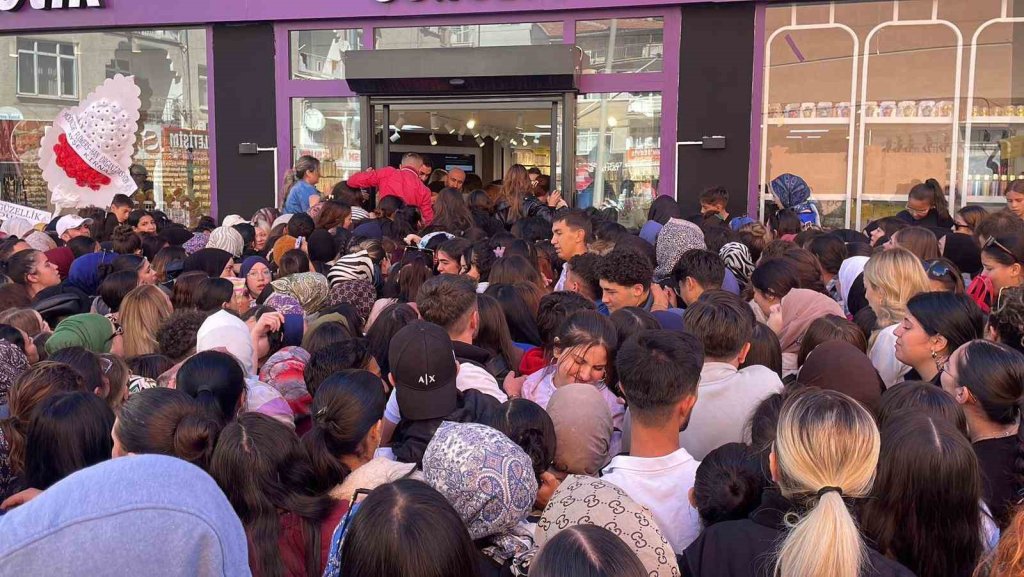 Karaman'da takı ve kozmetik ürün mağazası açılışında izdiham