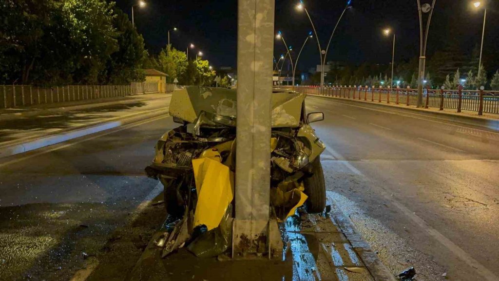 Klasik otomobil direğe ok gibi saplandı