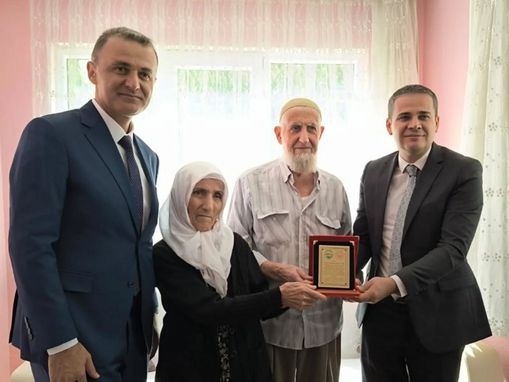 Konya'nın ilçesinde örnek çiftler plaket aldı