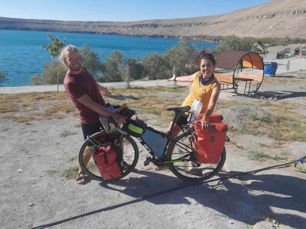 8 ülkeyi gezdiler, Acıgöl'de durdular