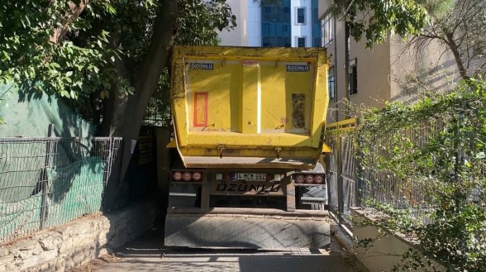 Kadıköy’de hafriyat kamyonu ara sokakta sıkıştı