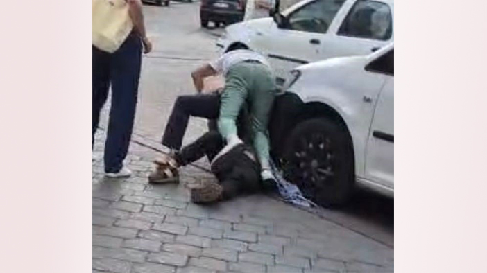 Sokak ortasında bıçaklı kavga: 2 grup dehşeti yaşattı