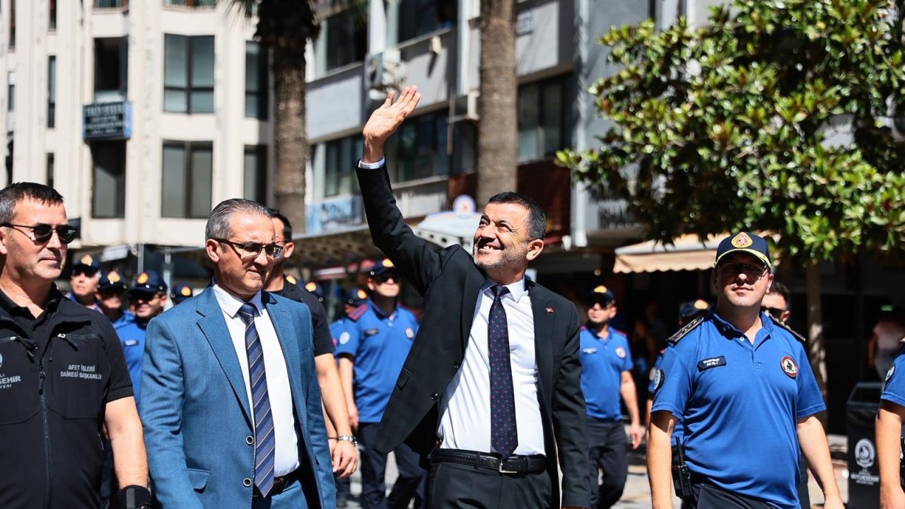 Denizli BB Başkanı kutlamalara belinde silahla katıldı