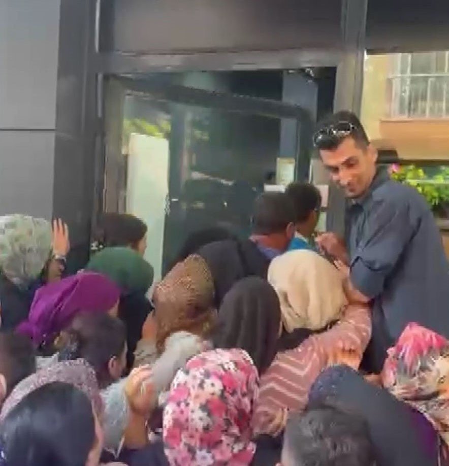 Mağaza açılışında izdiham yaşandı