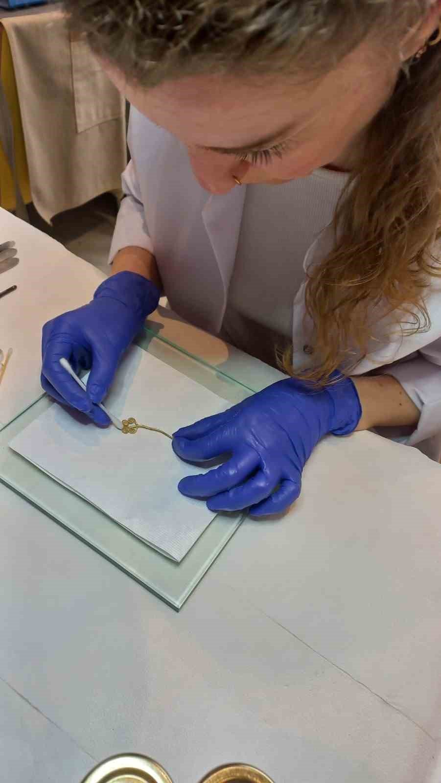 Troya’da 4 bin 500 yıllık altın broş ve ender yeşim taşı gün ışığına çıkarıldı