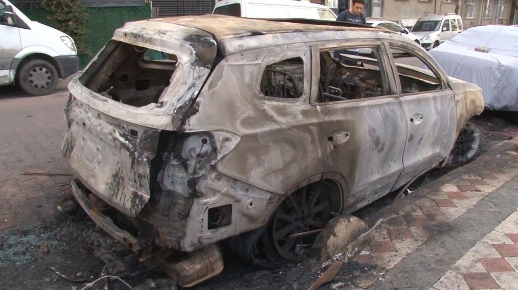 Kardeşine para vermeyen abinin arabası kül oldu