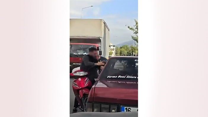 Trafikte bu da oldu: Motosikletiyle içeri girmeye çalıştı