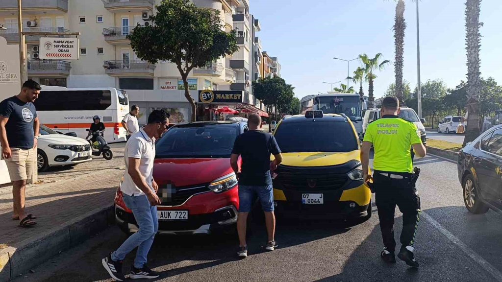 Kendisini bekleyen araca koşarken otomobil çarptı