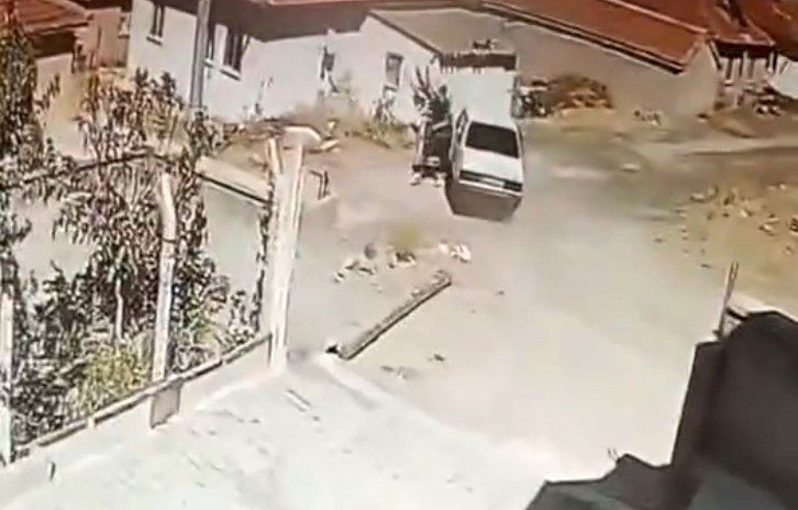 Seyir halindeki araçta yılan paniği