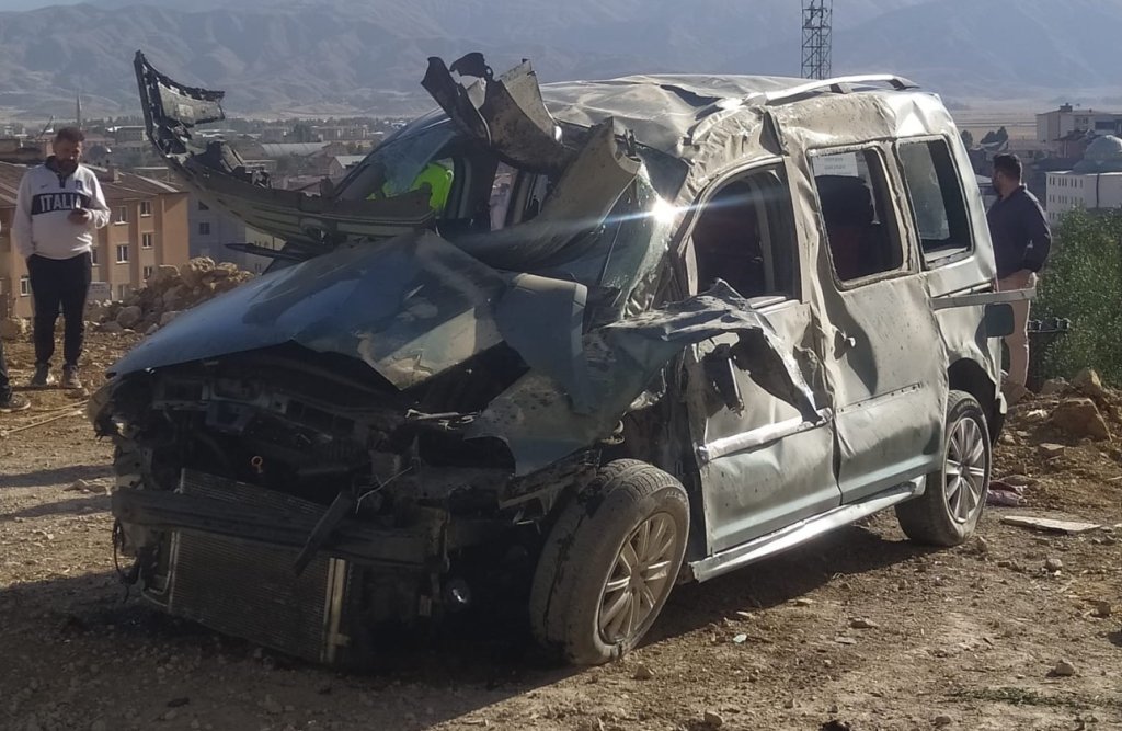 Virajı alamadı kaza yaptı: 1’i ağır 4 yaralı