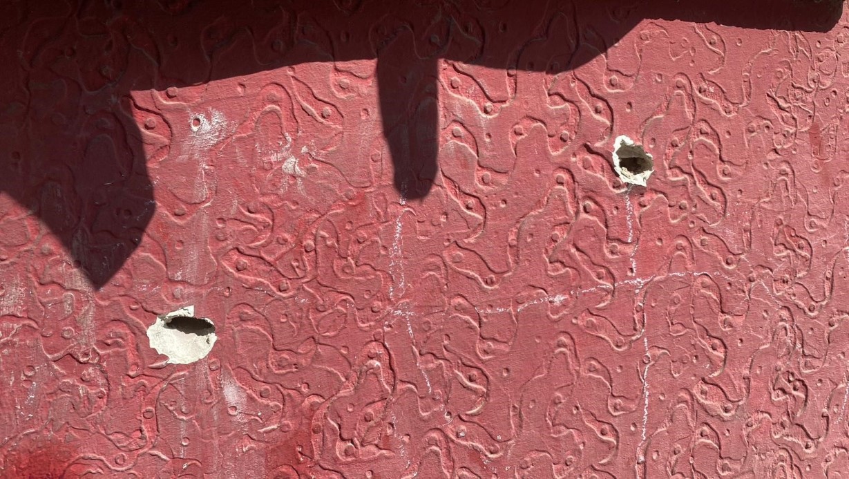 Patenle kayarak iş yeri kurşunladı! İşte o anlar kamerada...