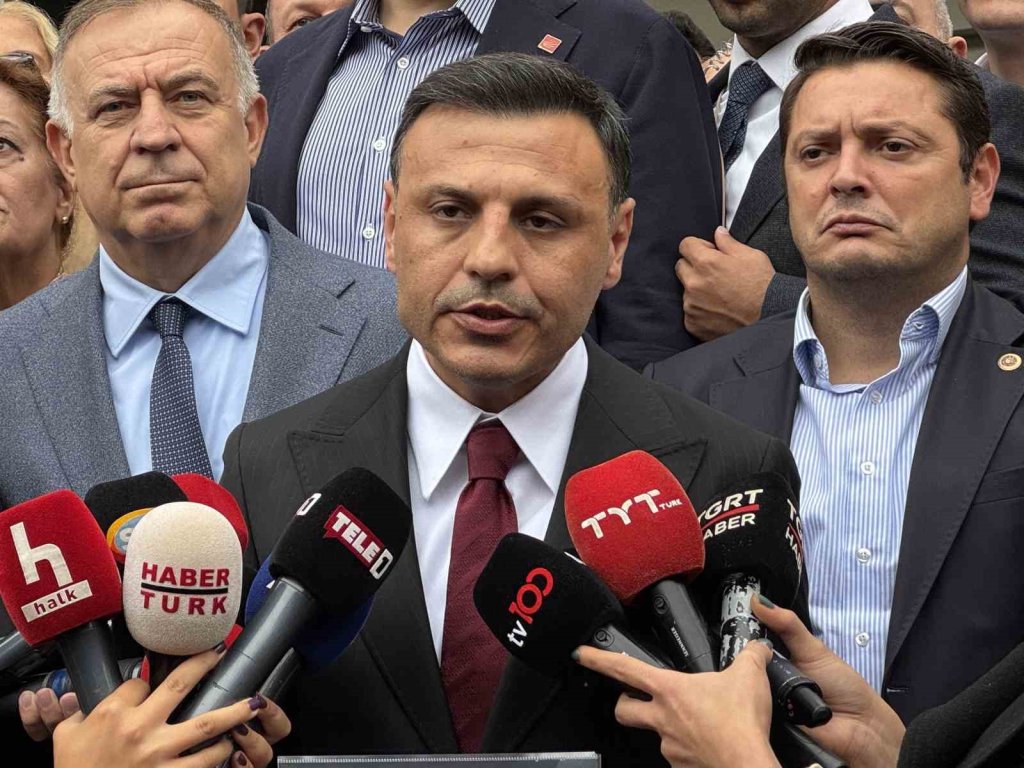 Yeniden CHP İstanbul İl Başkanı seçilen Özgür Çelik mazbatasını aldı