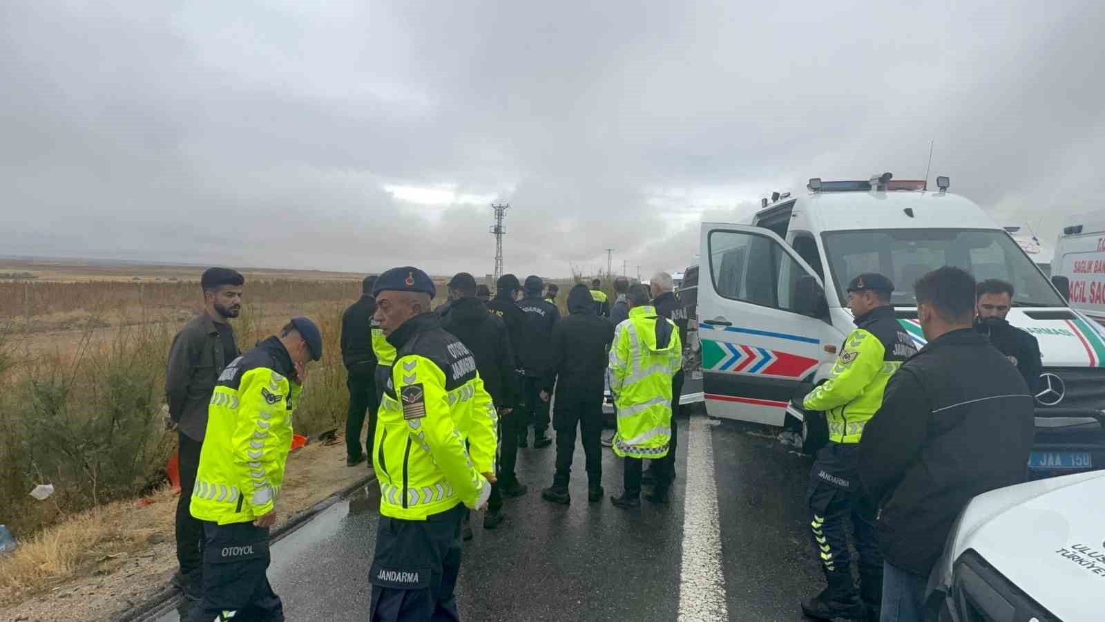 Aksaray’da trafik kazası: Jandarma aracına çarpan minibüs 2 askeri şehit etti