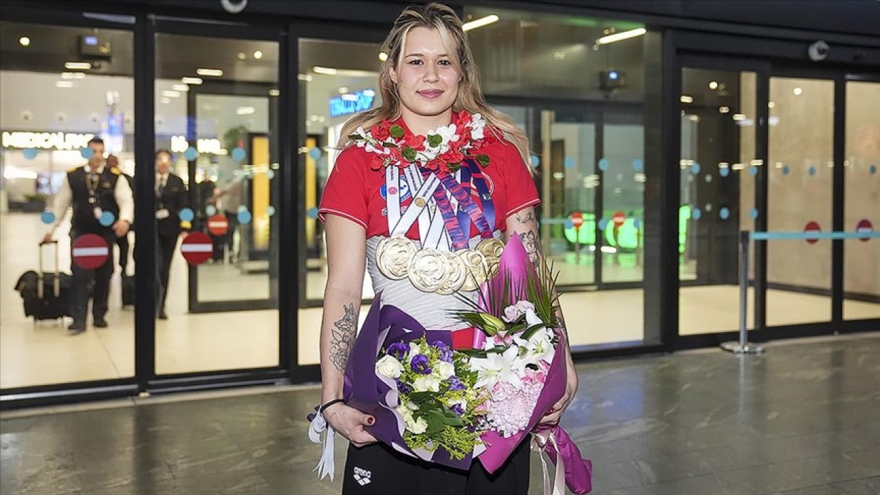 Milli yüzücü Defne kurt gibi