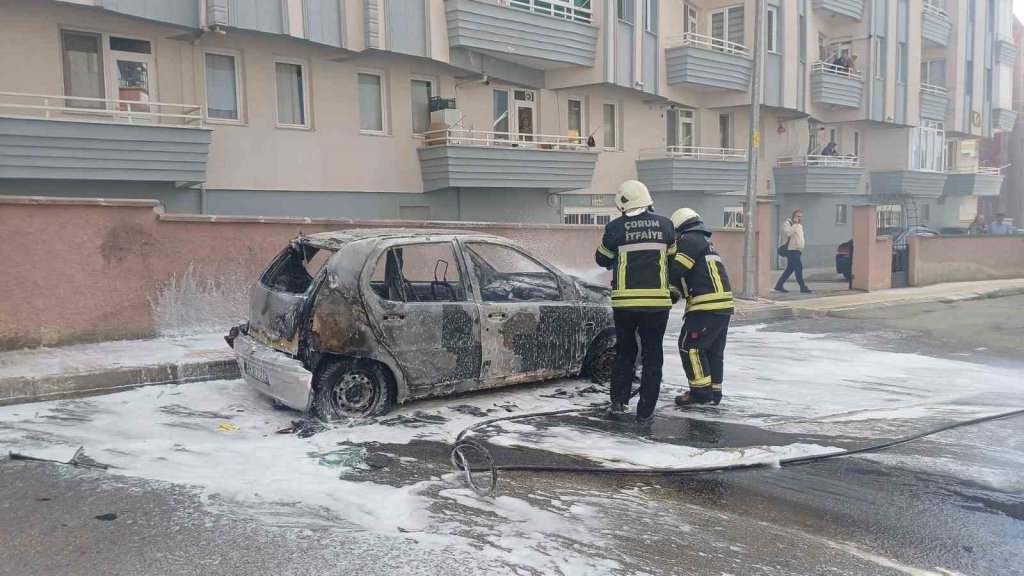 Eşine öfkelendi, otomobilini yaktı