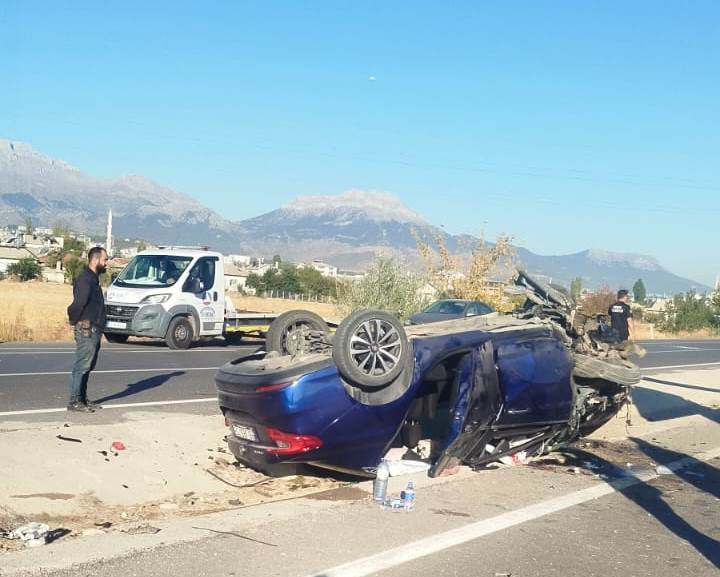 Konya'da otomobil aydınlatma direğine çarptı: 3 yaralı