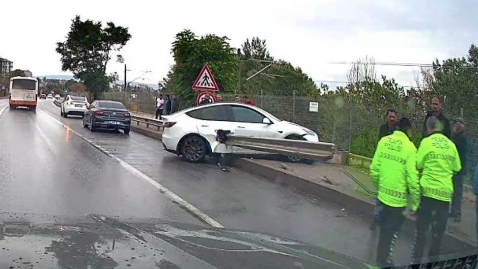 Tesla bariyere saplandı