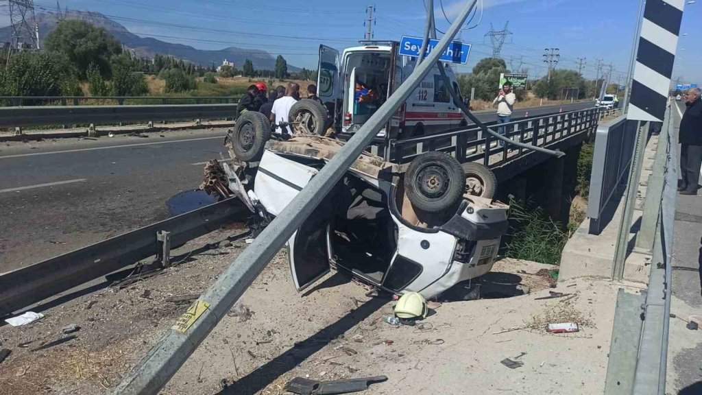 Konya'da otomobil direğe ve bariyerlere çarptı