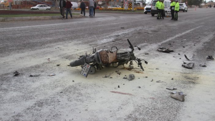 İşçi servisi ile çarpışan motosiklet alev aldı: 2 kişi yaralandı