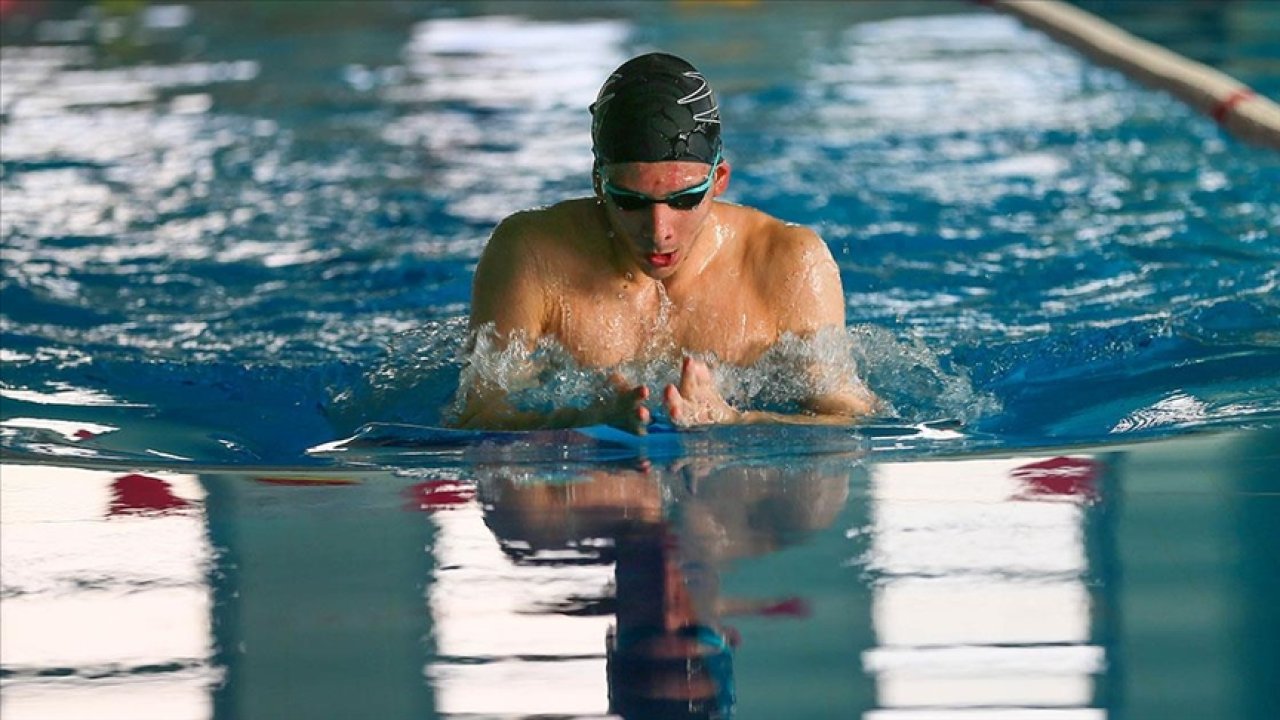 Otizmli genç yılmıyor