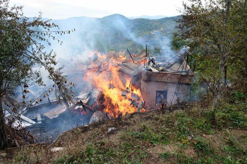 Alevlere teslim olan ahşap ev küle döndü