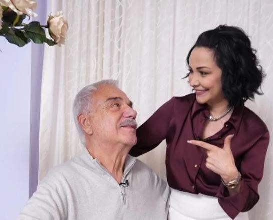 Halil Ergün dört katlı, boğaz manzaralı evinin kapılarını Evrim Akın'a açtı