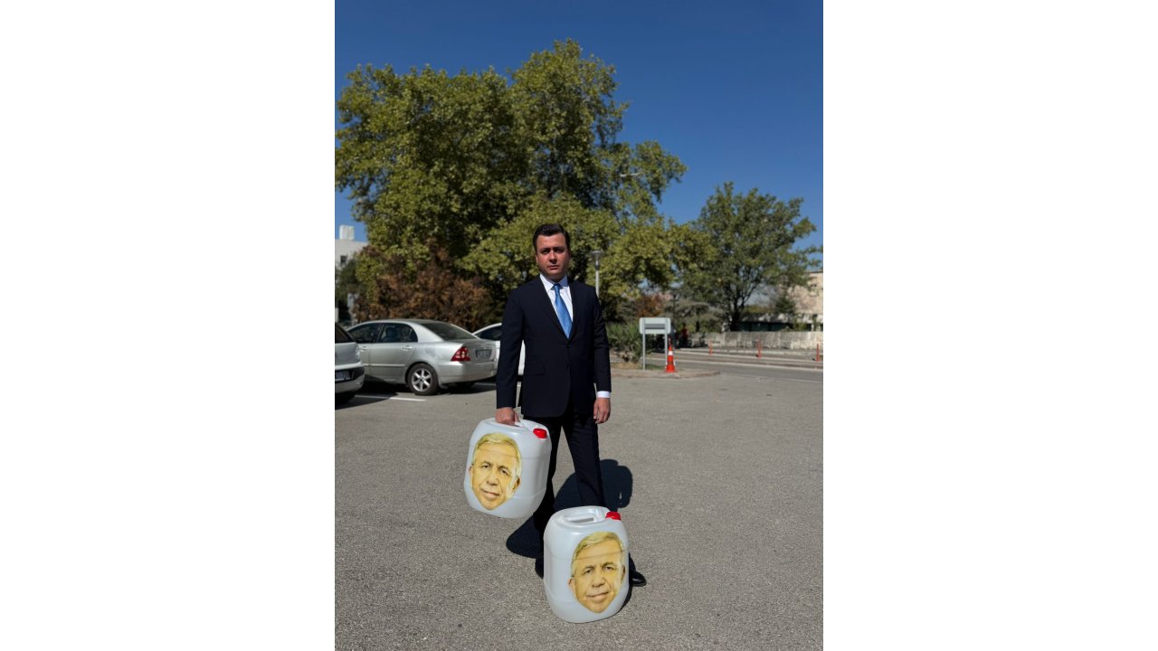 AK Parti Milletvekili Gökçek'ten TBMM'de boş su bidonlu basın toplantısı