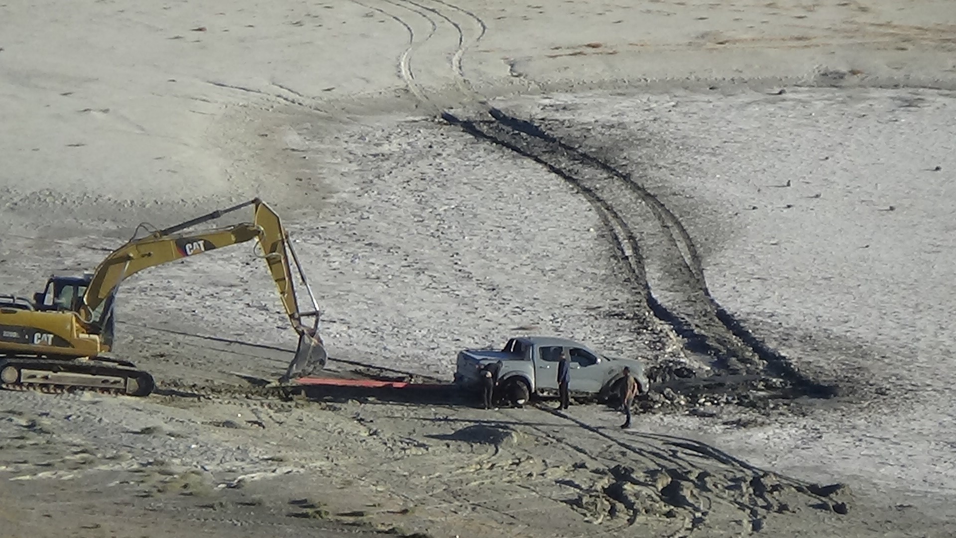 Meke Gölü’nde bataklığa saplanan aracı kurtarma operasyonu