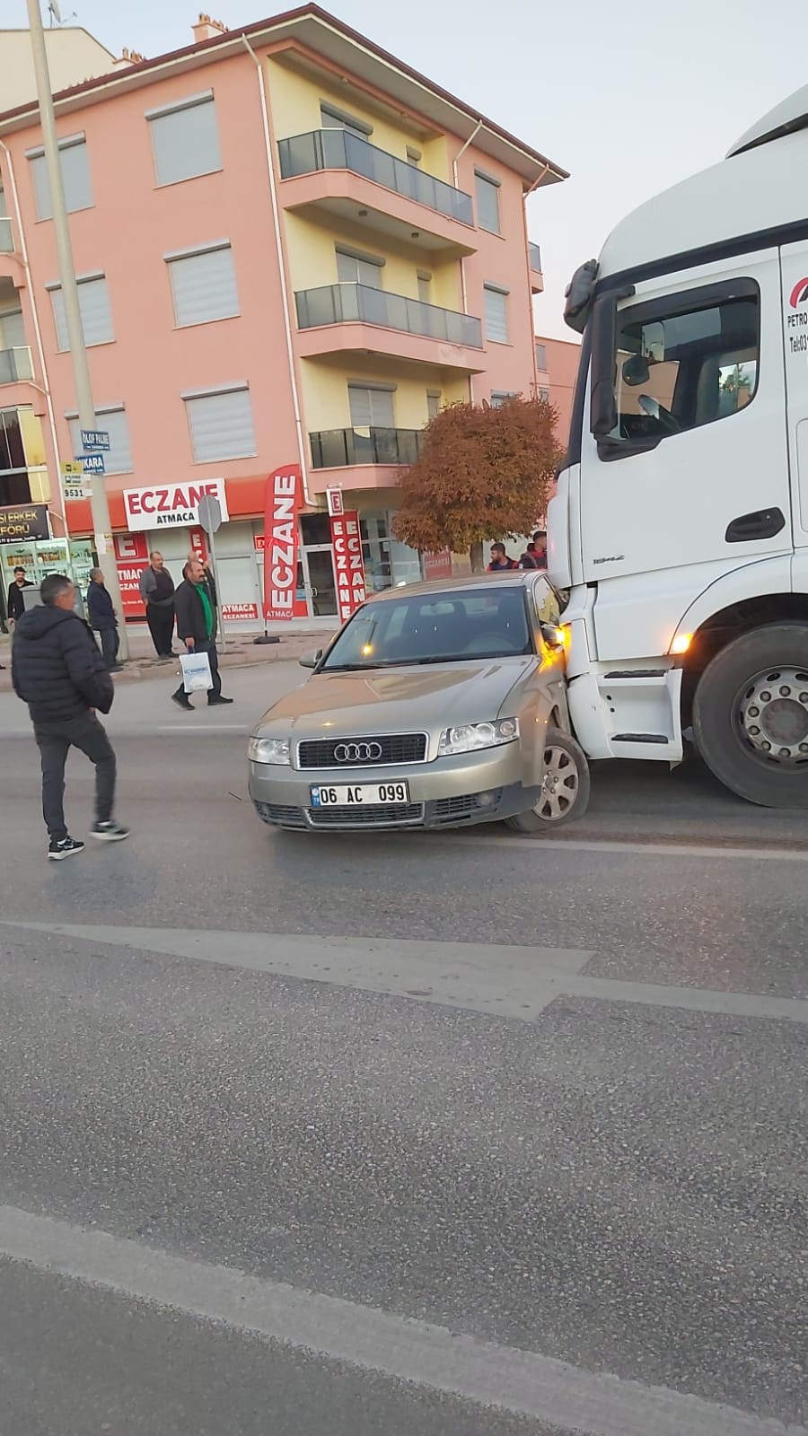 Konya'da tanker ile otomobil çarpıştı, kaza ucuz atlatıldı