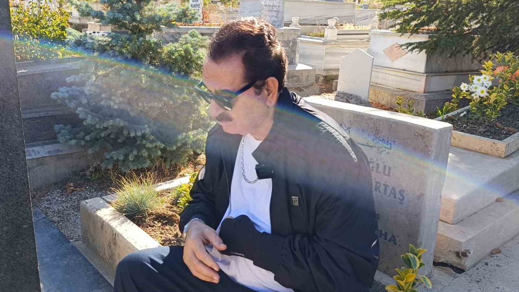 İbrahim Tatlıses, Neşet Ertaş’ın mezarını ziyaret etti