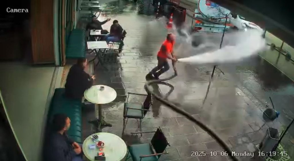 Esnaf şov yapayım derken tazyikli suyun azizliğine uğradı, çay içen müşterileri böyle ıslattı