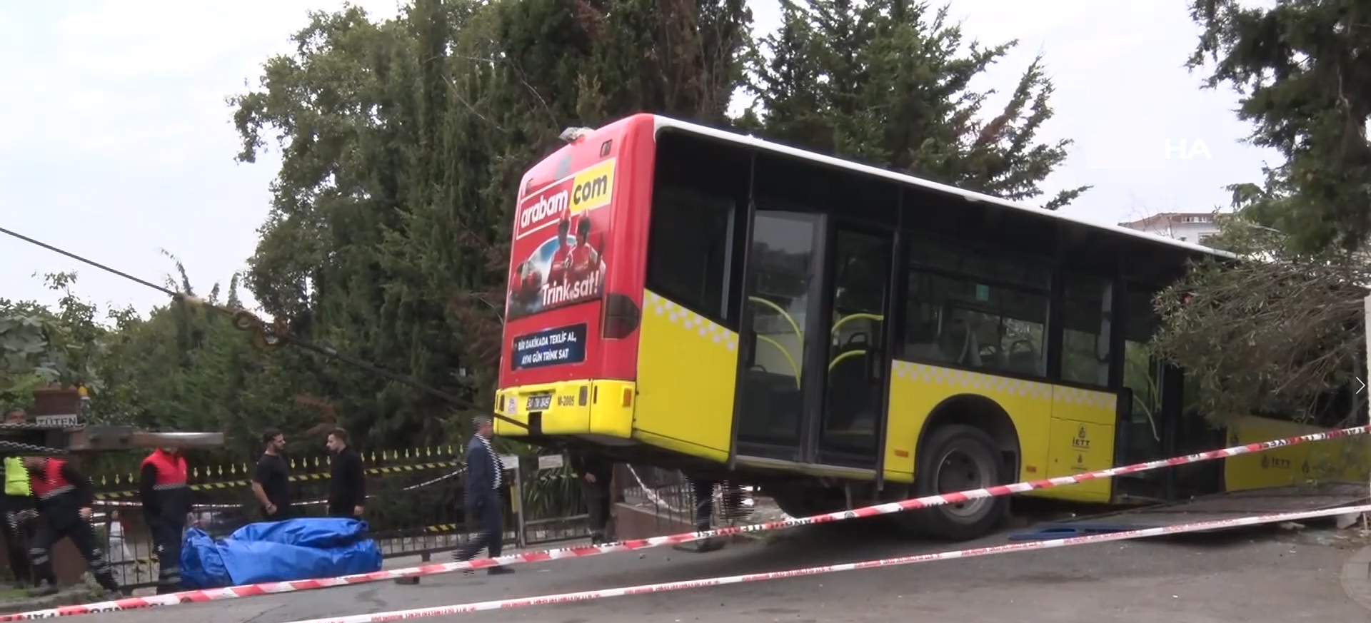 El freni çekilmediği için harekete geçen İETT otobüsü sitenin duvarın yıkarak durdu!