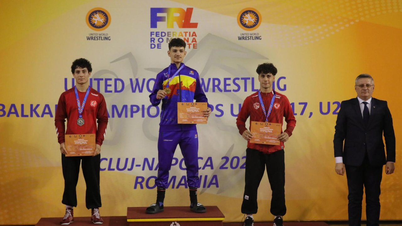 Büyükşehir güreşte 2 madalya aldı