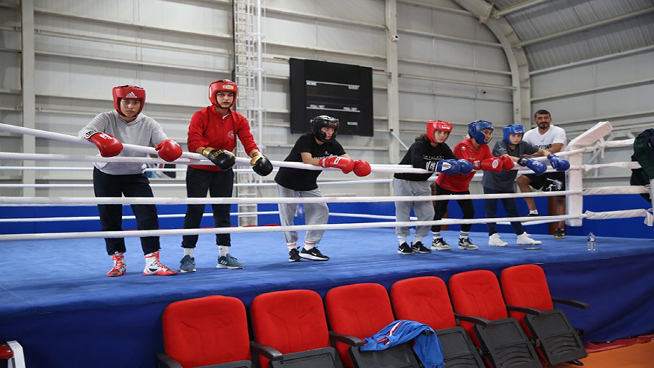 Kadın Boks milli takımı sağlam yumruk sallıyor