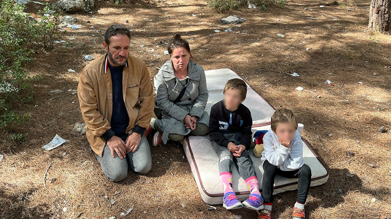 İzmir’de ev sahibinin sokağa attığı aile, ormanda yaşamaya başladı