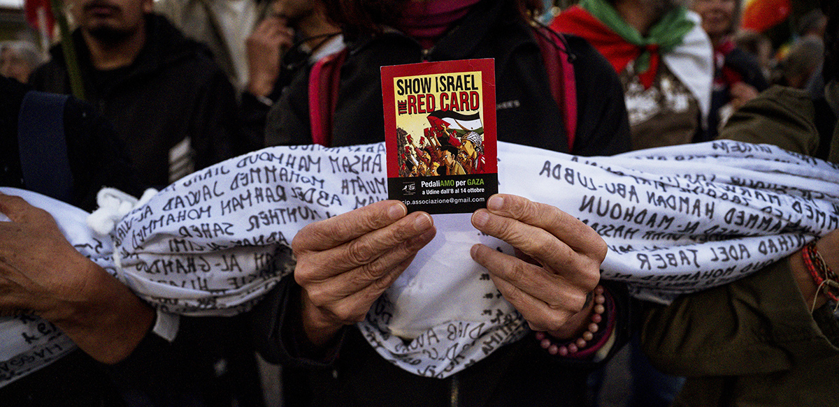 İtalyan taraftarlardan soykırımcı İsrail'e "kırmızı kart"