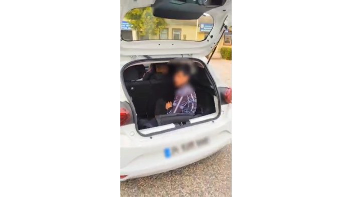 Düğün aracı süsü verilen otomobilden 5 kaçak göçmen çıktı