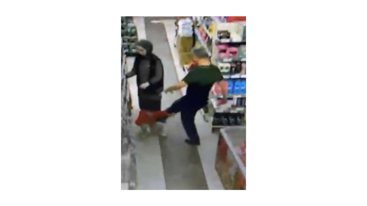 Tepki yağmıştı! Markette küçük çocuğu tekme tokat döven şahıs çocuğun babası çıktı!