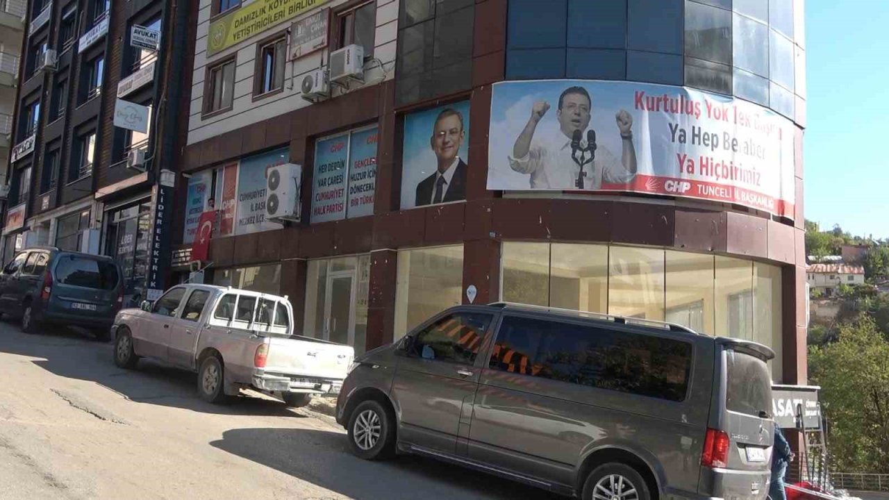 Genel Merkez'e tepki gösteren CHP  İl başkanı kendini binaya kilitledi