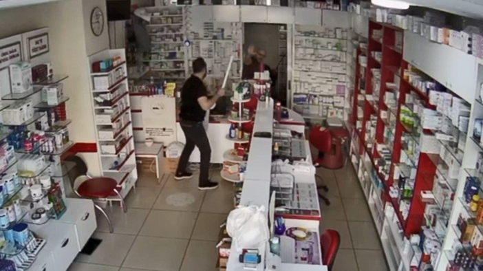 Muadil ilaç verdiği için eczacı kalfasının kafasını sopayla yardı