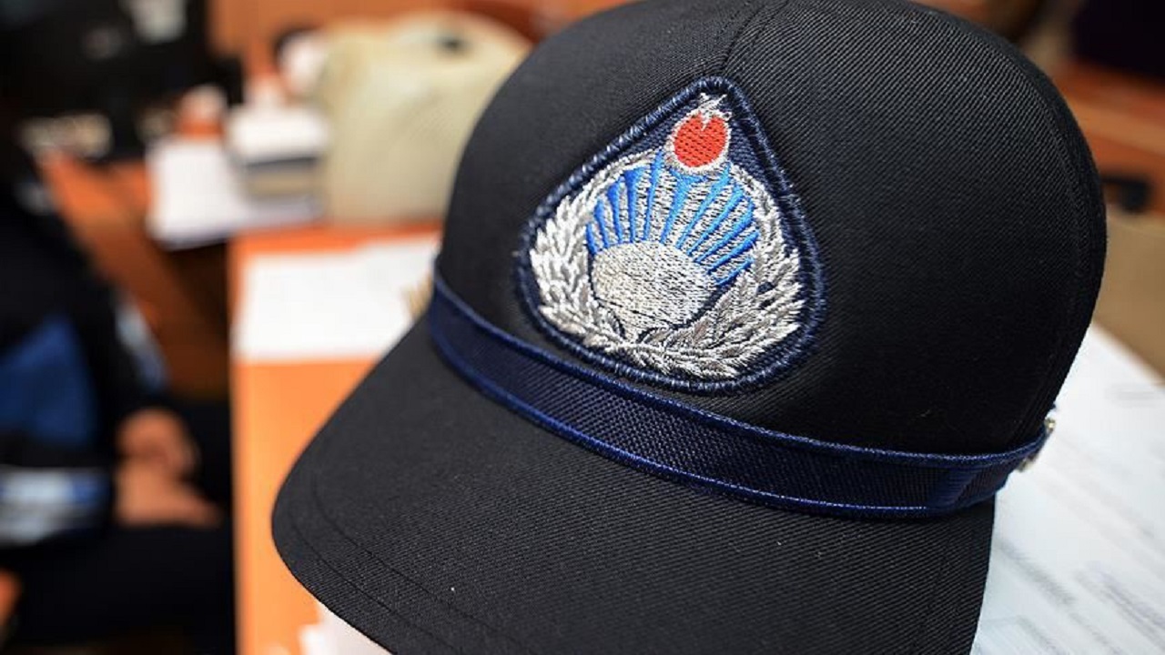 Zabıtaya sokak ortasında meydan dayağı çektiler!