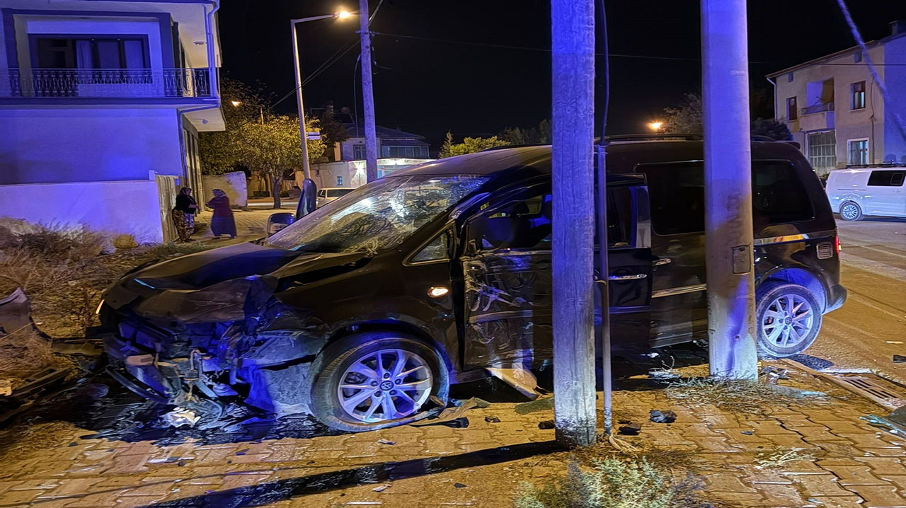 Konya'da kaza yaparak savrulan motosiklet yayalara çarptı!