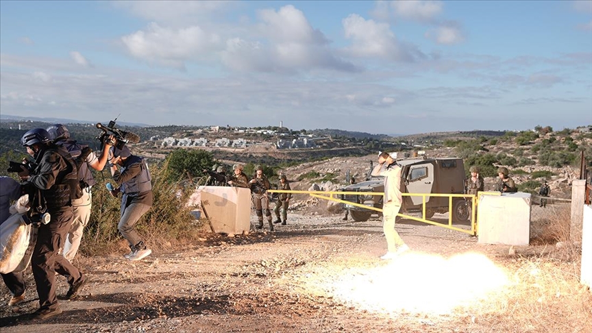 İsrail askerleri işgal altındaki Batı Şeria’da zeytin toplayan Filistinli çiftçilere ateş açtı