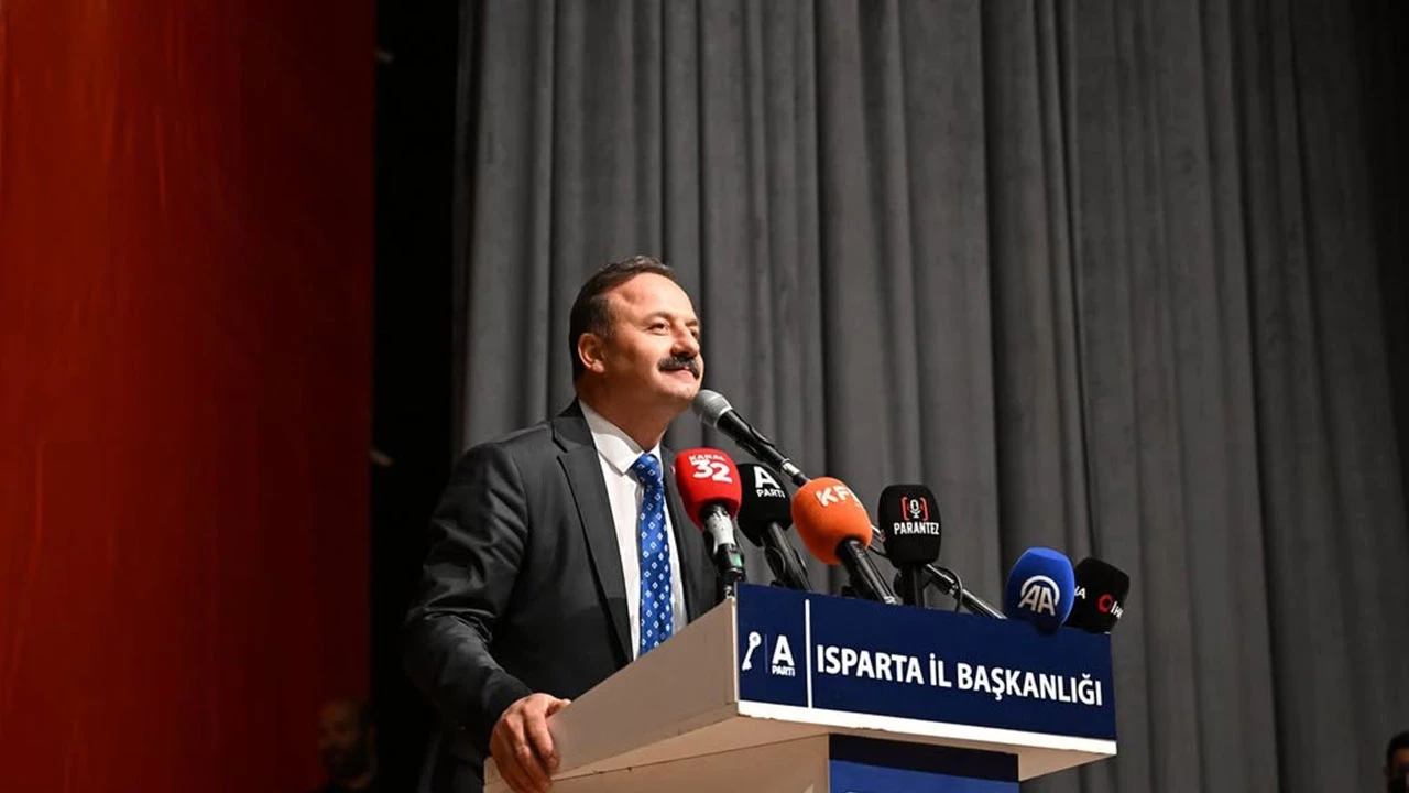 Yavuz Ağıralioğlu kürsüde depreme yakalandı