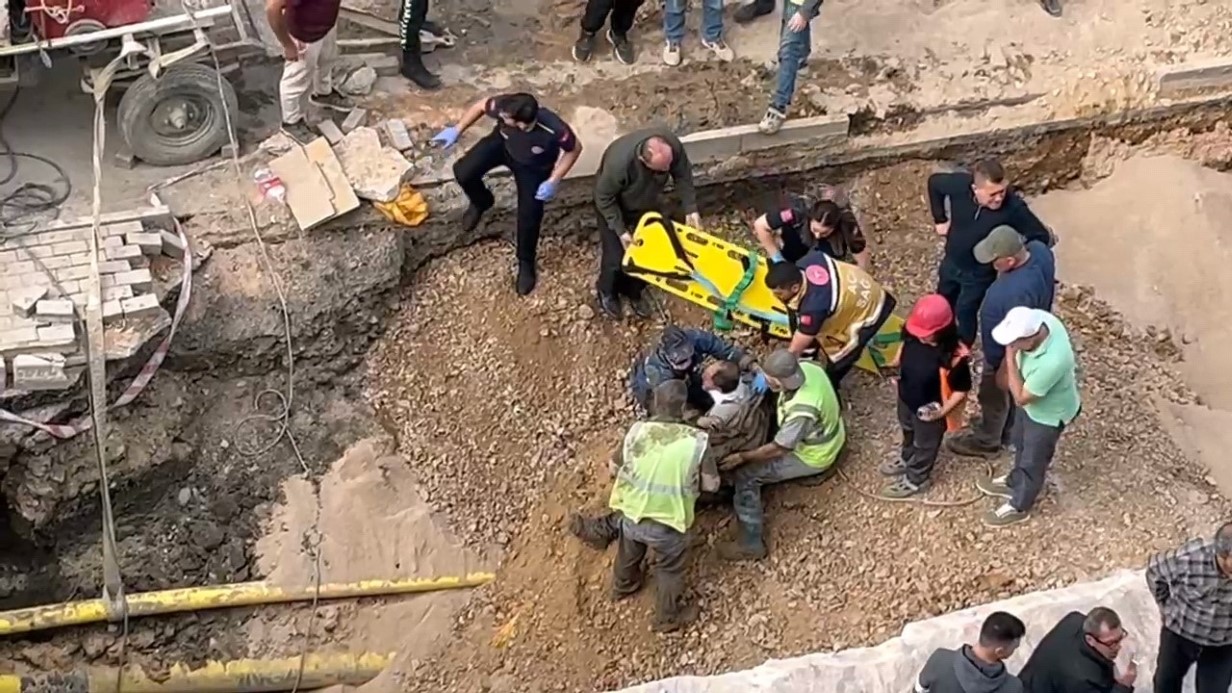 Göçükte kalan işçiyi arkadaşları kurtardı