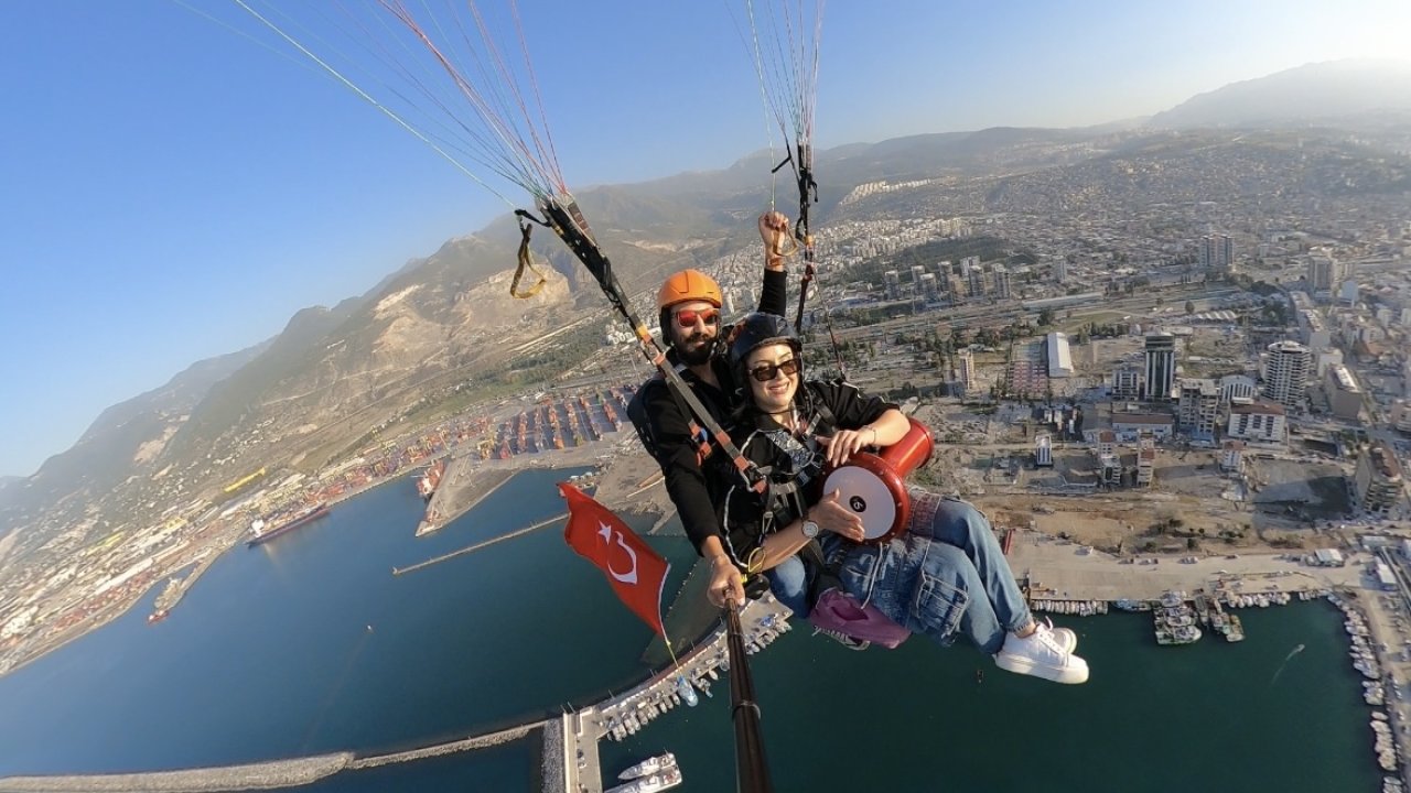 Yamaç paraşütüyle atladı gökyüzünde darbuka çaldı