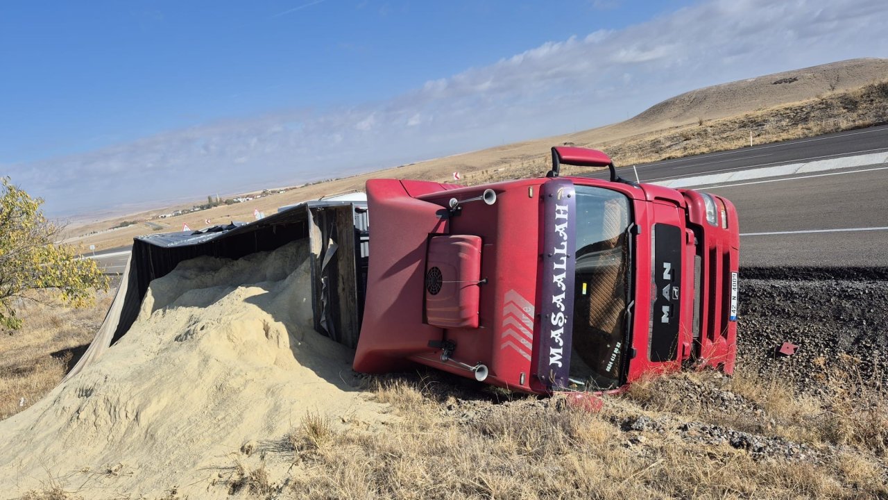 Konya'da TIR şarampole devrildi