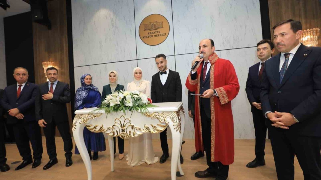 Bakan Göktaş, Konya’da evlilik kredisinden yararlanan çiftin nikah şahidi oldu
