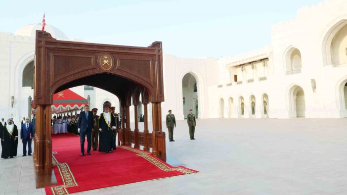 Cumhurbaşkanı Erdoğan, Umman’da resmi törenle karşılandı