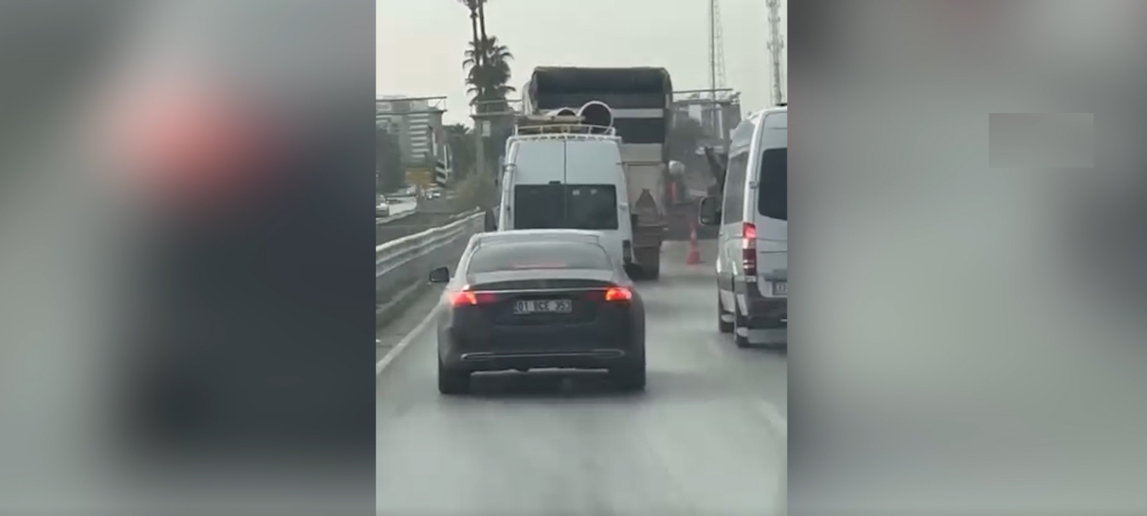 Adana'da ambulansa yol vermeyen lüks Mercedes sürücüsü kamerada